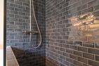  Amalias Hüs Alkersum - ...mit bodengleicher Dusche.