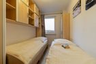  Haus Halligblick Wohnung 16 Wyk auf Föhr - Das 2. Schlafzimmer ist zwar eng, aber die oberen Einbauschränke bieten auch genügend Stauraum.