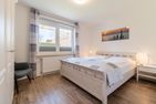 Haus Eva Wohnung 1 Wyk auf Föhr - Dieses Schlafzimmer bietet einen schönen Ausblick auf den Garten.