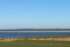  Stüürmanns Huus Norden/Norddeich - Das Wattenmeer zwischen den Salzwiesen von Hilgenriedersiel (im Vordergrund) und Norderney (am Horizont) bei Hochwasser.
