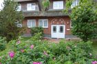 Haus Pesel Ferienwohnung *Reetblick* Norddorf auf Amrum - Hausfassade des Ferienhaus Pesel mit Reetdach in Norddorf auf Amrum