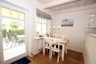  Haus Seeschwalbe, Susanne-Fischer Weg 49 Wyk - Essplatz mit Blick in den Garten