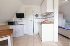 Haus Waltraud Ferienwohnung  „Popenstuuv" Norddorf auf Amrum - Küche / Küchenzeile