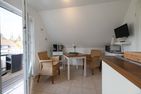 Haus Waltraud Ferienwohnung  „Popenstuuv" Norddorf auf Amrum - Küche / Küchenzeile