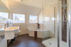  Haus Eva Wohnung 2 Wyk auf Föhr - ... und das zweite Badezimmer verfügt über eine Dusche und eine Badewanne.