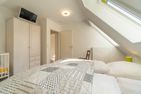  Haus Eva Wohnung 2 Wyk auf Föhr - ...steht ein Babybett. Über dem Kleiderschrank befindet sich ein Fernseher.