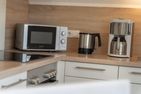  Haus Eva Wohnung 2 Wyk auf Föhr - Ein Toaster, eine Mikrowelle, sowie eine Filter-Kaffeemaschine und ein Wasserkocher stehen Ihnen hier zur Verfügung.