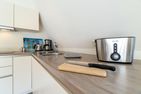  Gästehaus Wohnung 3 Wyk auf Föhr - Die große Arbeitsfläche in der Küche bietet genügend Platz für das gemeinsame Kochen.