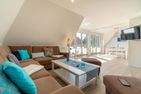  Gästehaus Wohnung 3 Wyk auf Föhr - Das lichtdurchflutete Wohnzimmer bietet Ihnen direkten Zugang zum Balkon.