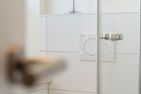  Gästehaus Wohnung 3 Wyk auf Föhr - In beiden Bädern steht jeweils ein Schminkspiegel bereit. In diesem Bad befindet sich außerdem ein Handtuchhalter.