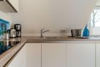  Gästehaus Wohnung 3 Wyk auf Föhr - Die Küchenzeile ist unter anderem mit einer Filterkaffeemaschine, einem Toaster und einem Wasserkocher ausgestattet.