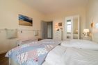  Haus Otto Wohnung 4 Wyk auf Föhr - Das Bett hat ein Föhrer Tischler nach Maß angefertigt und Sie schlafen auf hochwertigen Gelschaummatratzen.