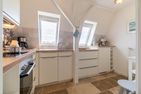  Haus Otto Wohnung 5 Wyk auf Föhr - Die neue Küche lässt keine Wünsche offen. U.a. finden Sie hier auch einen De Longhi-Kaffezubereiter vor.