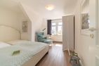  Haus Otto Wohnung 5 Wyk auf Föhr - Das Schlafzimmer bietet viel Platz und eine tolle Sicht auf das Wattenmeer.