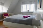  Haus Mühlenblick Borgsum - In diesem Schlafzimmer mit Doppelbett können Sie mit Blick auf die Nachbarinsel Amrum und das Meer wunderbar aufwachen.