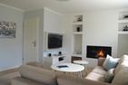  Haus Mühlenblick Borgsum - Das großzügige Wohnzimmer mit gemütlichem Sofa und Smart-TV