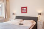  Haus Jungnamen Sand Whg. 1 Wittdün - Schlafzimmer mit Doppelbett in der Wohnung Jungnamen Sand 01