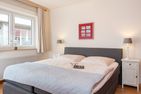  Haus Jungnamen Sand Whg. 1 Wittdün - Schlafzimmer mit Doppelbett in der Wohnung Jungnamen Sand 01
