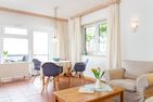  Haus Jungnamen Sand Whg. 1 Wittdün - Essen am runden Tisch in der Wohnung Jungnamen Sand 01
