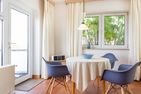  Haus Jungnamen Sand Whg. 1 Wittdün - Essen am runden Tisch in der Wohnung Jungnamen Sand 01