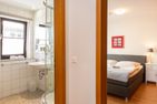  Haus Jungnamen Sand Whg. 1 Wittdün - Blick in Schlafzimmer und Küche in der Wohnung Jungnamen Sand 01