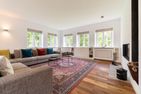  Villa Westküste Alkersum - Auf Knopfdruck lässt sich das Smart-TV im Möbelstück versenken.