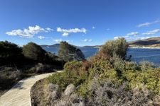 Weg zum Felsplateau und Strandbucht