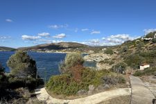 Weg zum Felsplateau und Strandbucht