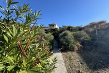 Weg zum Felsplateau und Strandbucht