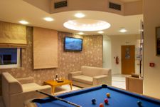Lounge und Billardtisch im Rezeptionsbereich
