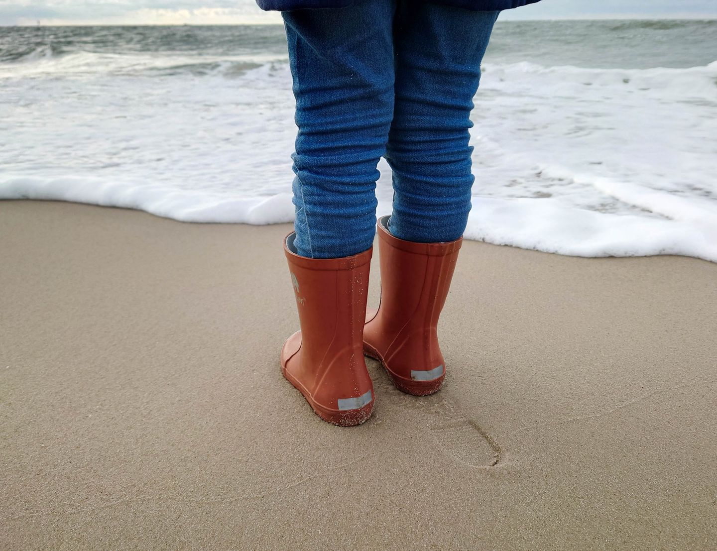 Gummistiefel sind die idealen Begleiter bei einen Strandspaziergang mit Wind und Regen