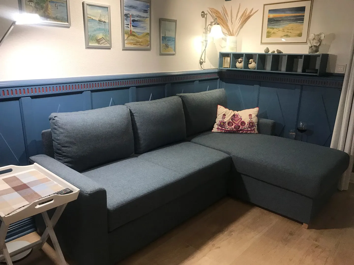 Haus Pesel Ferienwohnung *Reetblick* Norddorf auf Amrum - Wohnzimmer mit Flügeltür in den Garten in der Ferienwohnung Reetblick in Norddorf auf Amrum