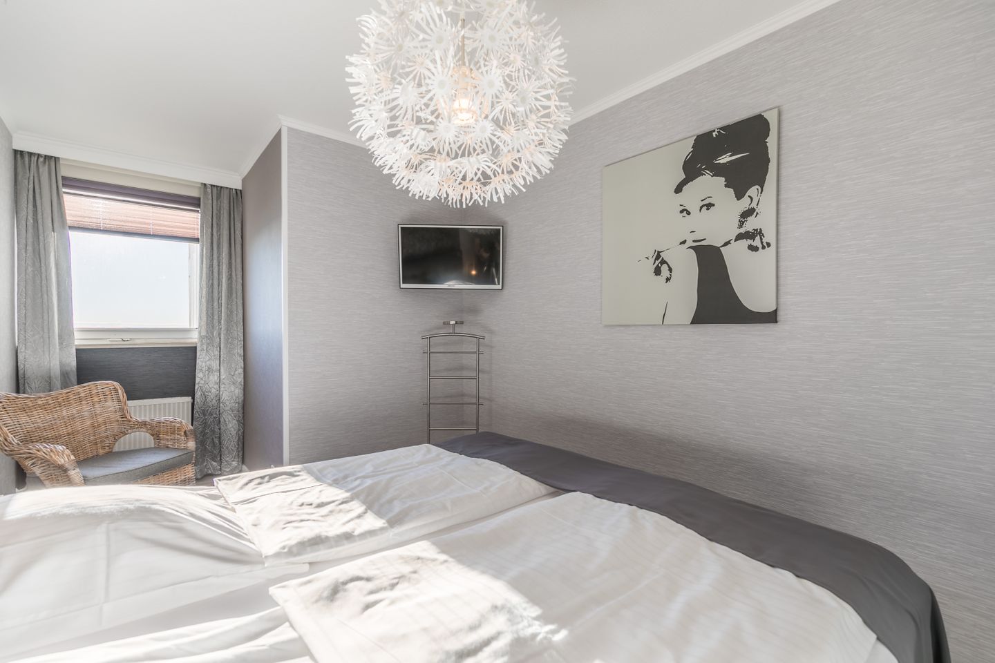 Hochhaus Whg. 54 / 5. OG, Schlafzimmer mit TV