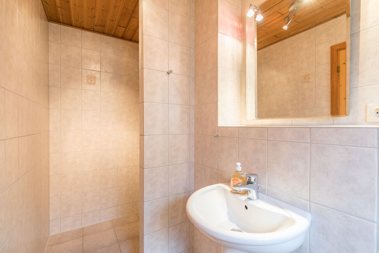 Dania 13 A, Duschbad EG