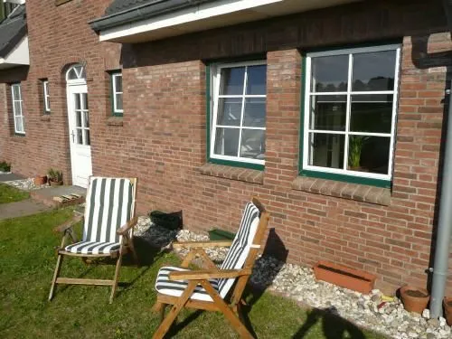 Haus Nordlicht Ferienwohnung *Auer Lun* Nebel auf Amrum - Garten und Gartenstühle am Haus Nordlicht in Nebel auf Amrum