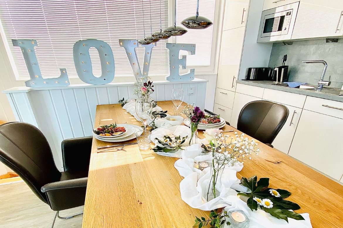 romantisch dekorierter Tisch in einer Ferienwohnung