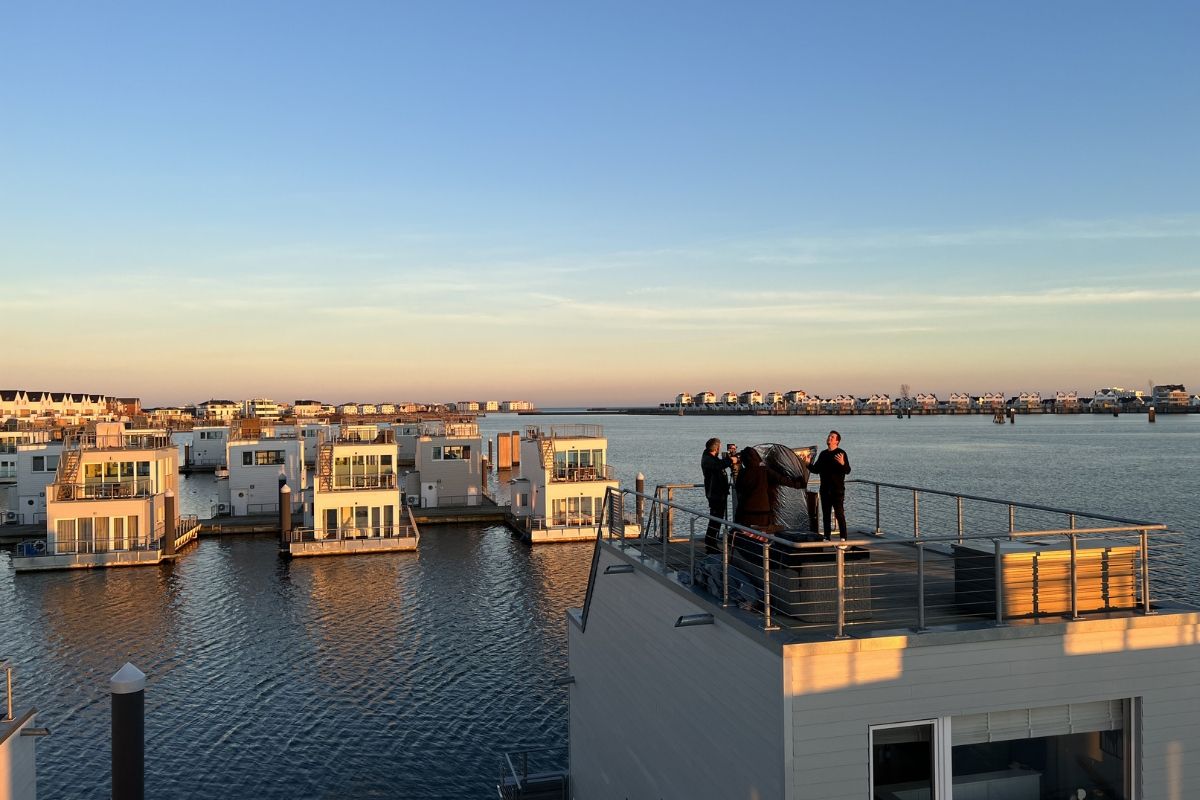 Videodreh auf einem schwimmenden Haus an der Ostsee mit Sonnenuntergang