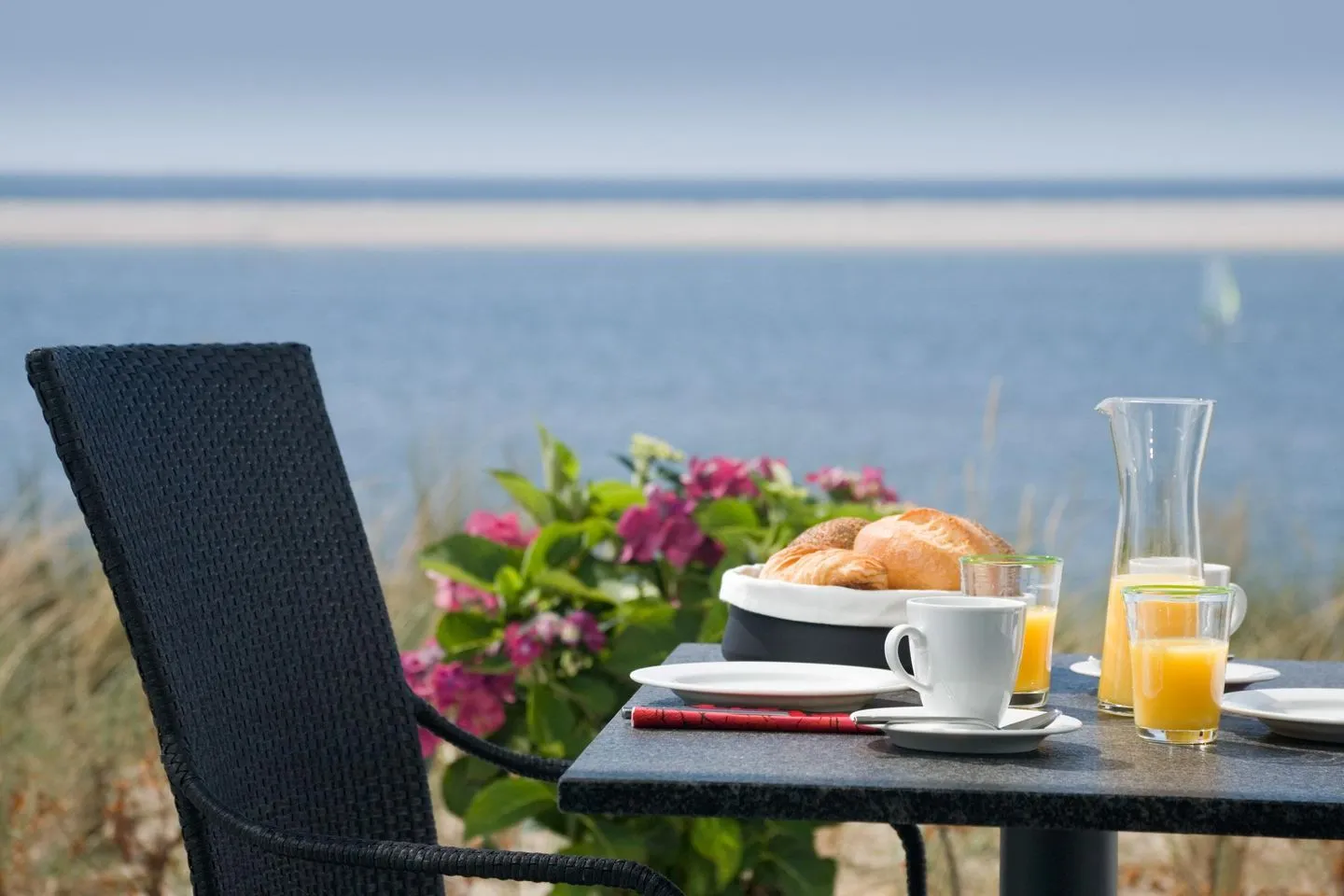 Amrumer Welle Ferienwohnung „Aalto" Wittdün auf Amrum - Terrasse mit Frühstückstisch in der Ferienwohnung Aalto in Wittdün auf Amrum