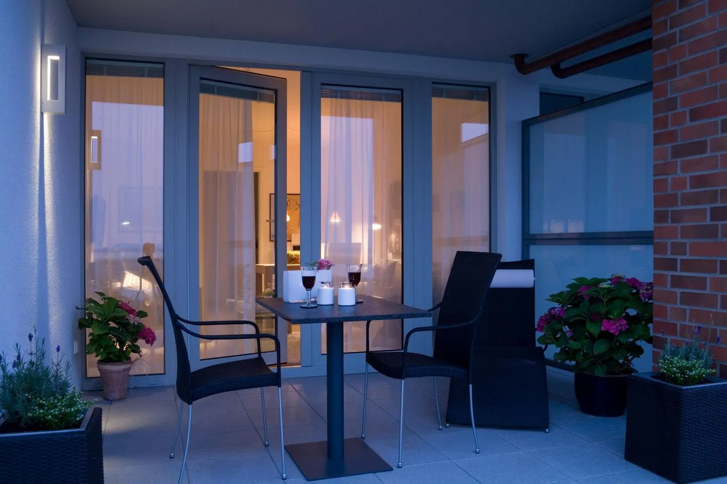 Amrumer Welle Ferienwohnung „Aalto" Wittdün auf Amrum - Abenddämmerung auf der Terrasse der Ferienwohnung Aalto in Wittdün auf Amrum