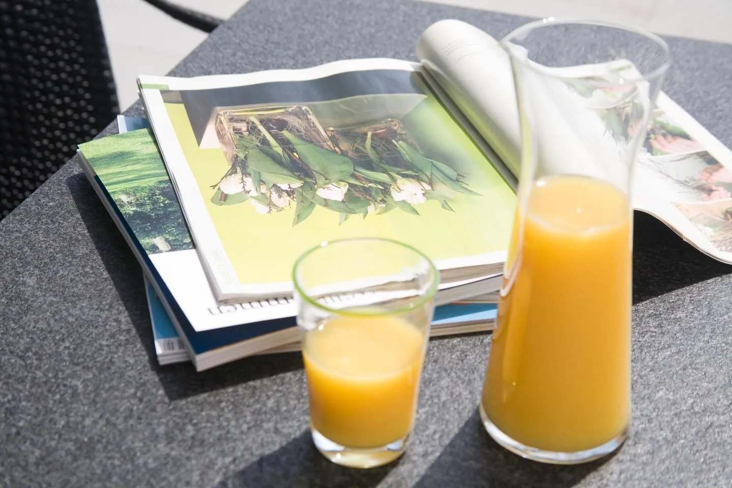 Amrumer Welle Ferienwohnung „Aalto" Wittdün auf Amrum - Zeitschriften und Orangensaft auf der Terrasse der Ferienwohnung Aalto in Wittdün auf Amrum