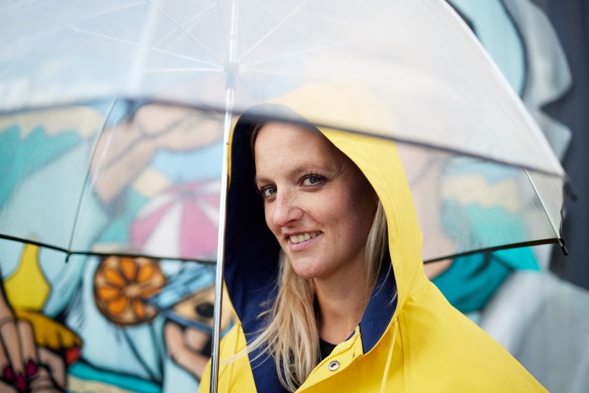 Frau mit Regenschirm am ORO-Beach 