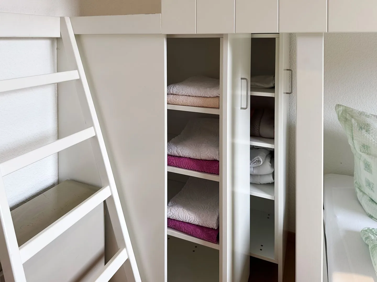 Haus *Südspitze 18* Ferienwohnung Südspitze 18/6 - Meerblick Wittdün auf Amrum - Schrank im Schlafzimmer in der Ferienwohnung Südspitze 18/6 Meerblick in Wittdün auf Amrum
