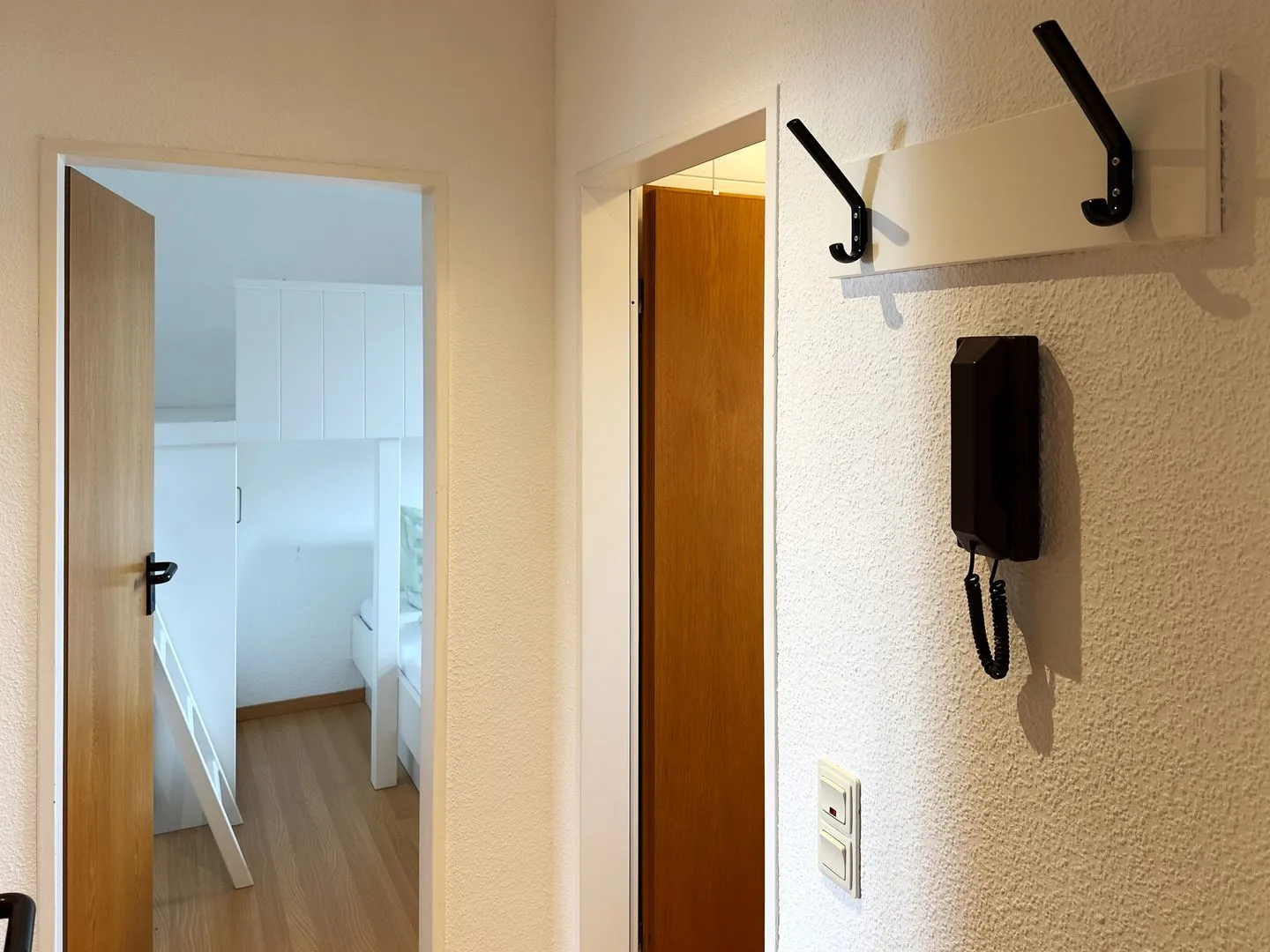 Haus *Südspitze 18* Ferienwohnung Südspitze 18/6 - Meerblick Wittdün auf Amrum - Garderobe in der Ferienwohnung Südspitze 18/6 Meerblick in Wittdün auf Amrum
