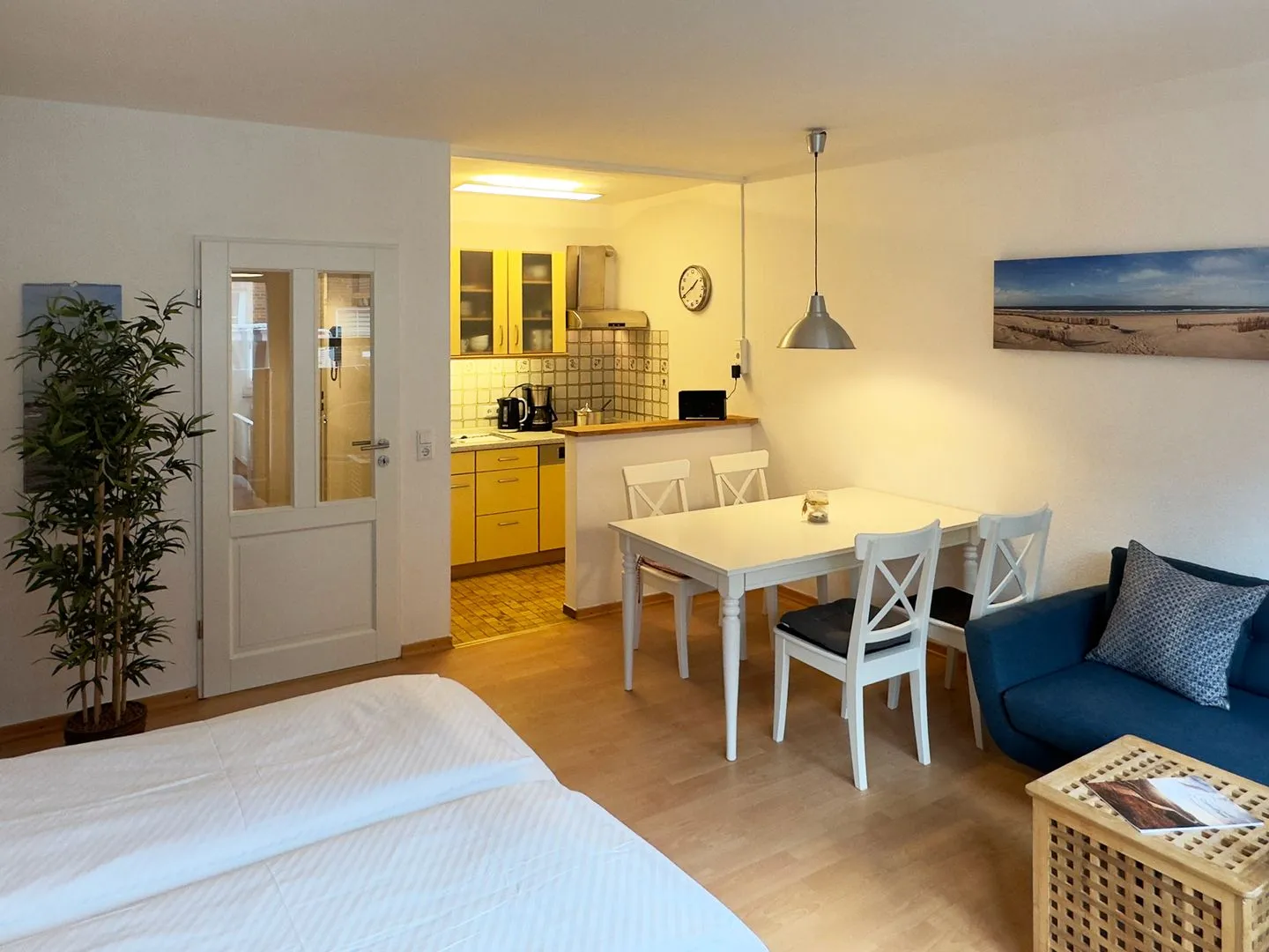 Huus Heverknob Ferienwohnung *Strandlöper* Wittdün auf Amrum - Wohnzimmer mit Schrankbett in der Ferienwohnung Strandlöper in Wittdün auf Amrum