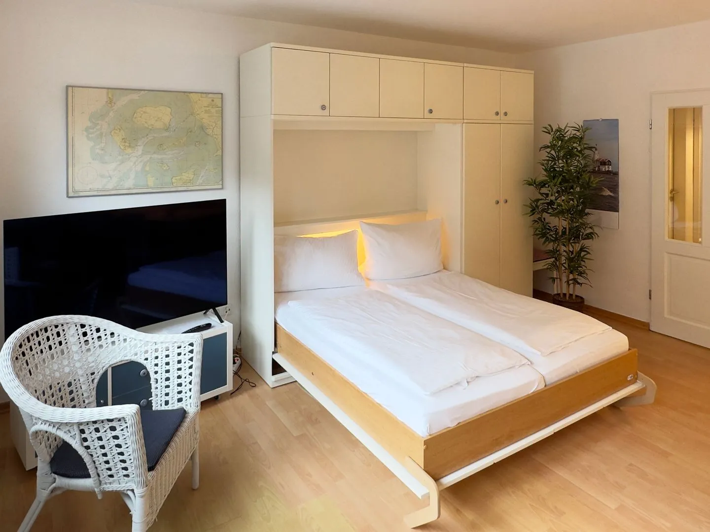 Huus Heverknob Ferienwohnung *Strandlöper* Wittdün auf Amrum - Wohnzimmer mit Schrankbett in der Ferienwohnung Strandlöper in Wittdün auf Amrum