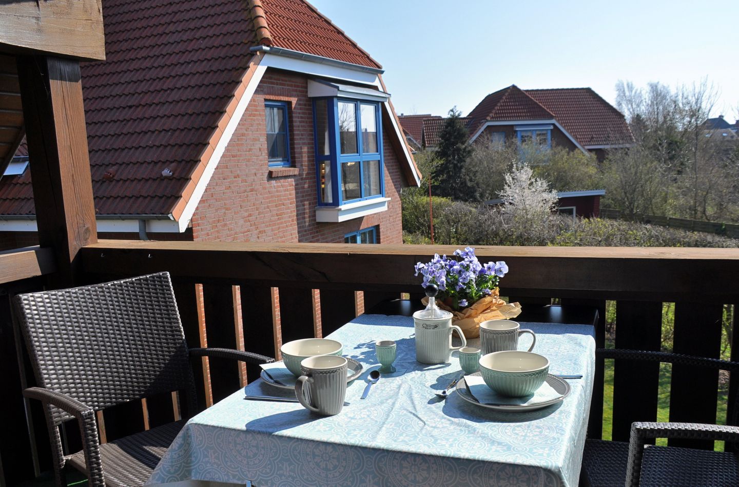 Balkon mit Tisch und Stühlen