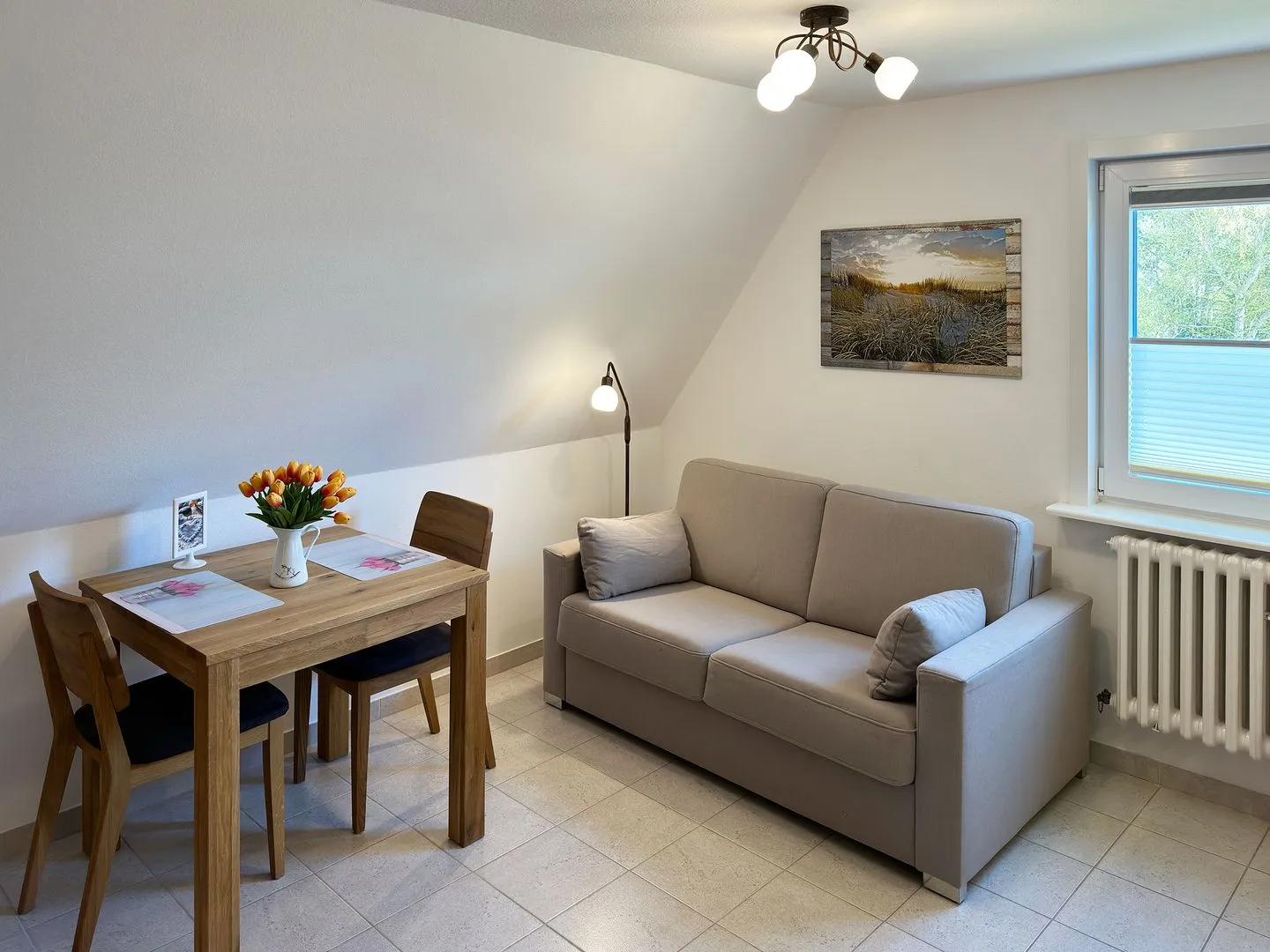 Haus *Üüs Aran* Ferienwohnung *Üüs Aran 1* Süddorf auf Amrum - Wohnzimmer mit offener Küche in der Ferienwohnung Üüs Aran 1 in Süddorf auf Amrum