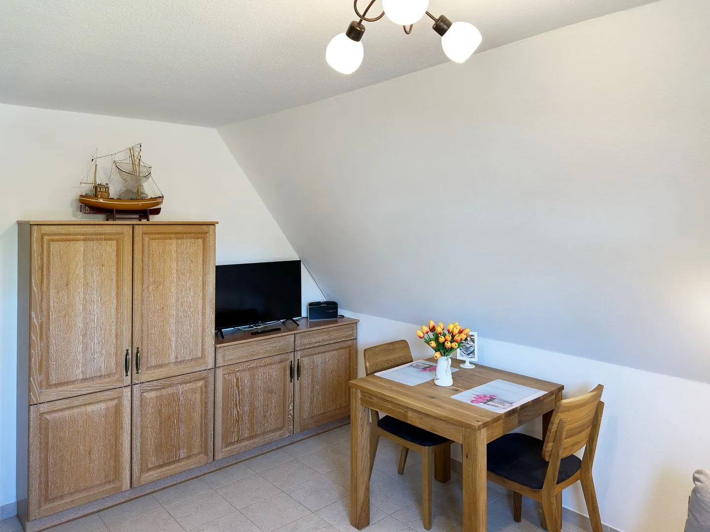 Haus *Üüs Aran* Ferienwohnung *Üüs Aran 1* Süddorf auf Amrum - Wohnzimmer mit offener Küche in der Ferienwohnung Üüs Aran 1 in Süddorf auf Amrum
