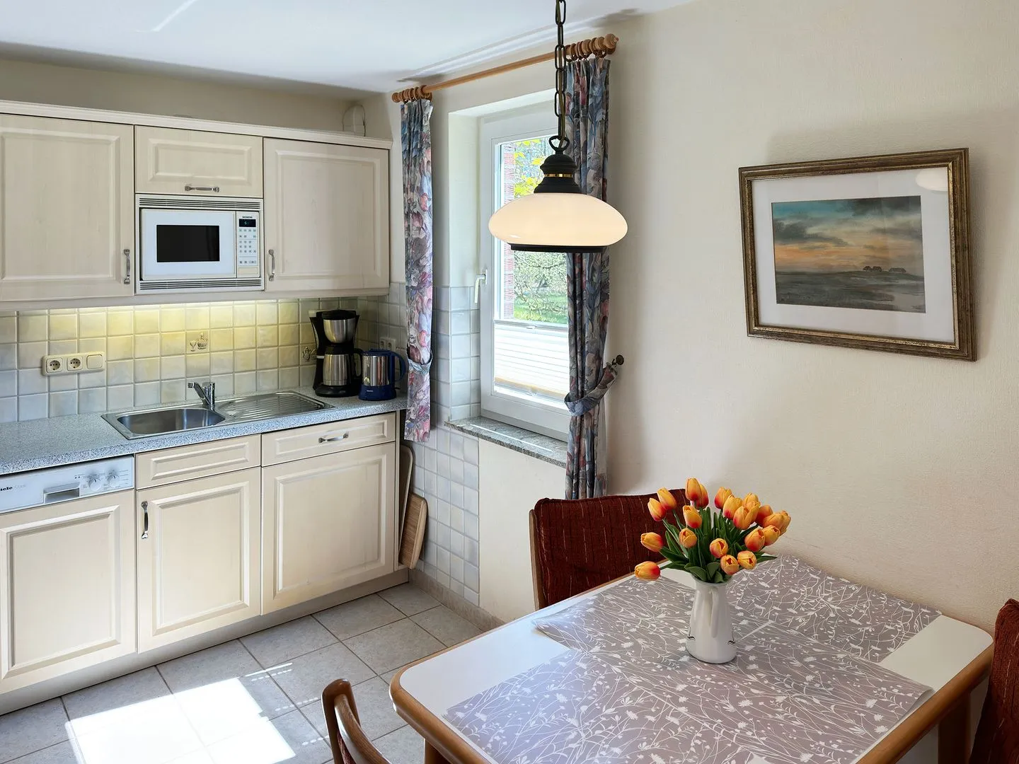 Haus *Üüs Aran* Ferienwohnung *Üüs Aran 4* Süddorf auf Amrum - Küche in der Ferienwohnung Üüs Aran 4 in Süddorf auf Amrum