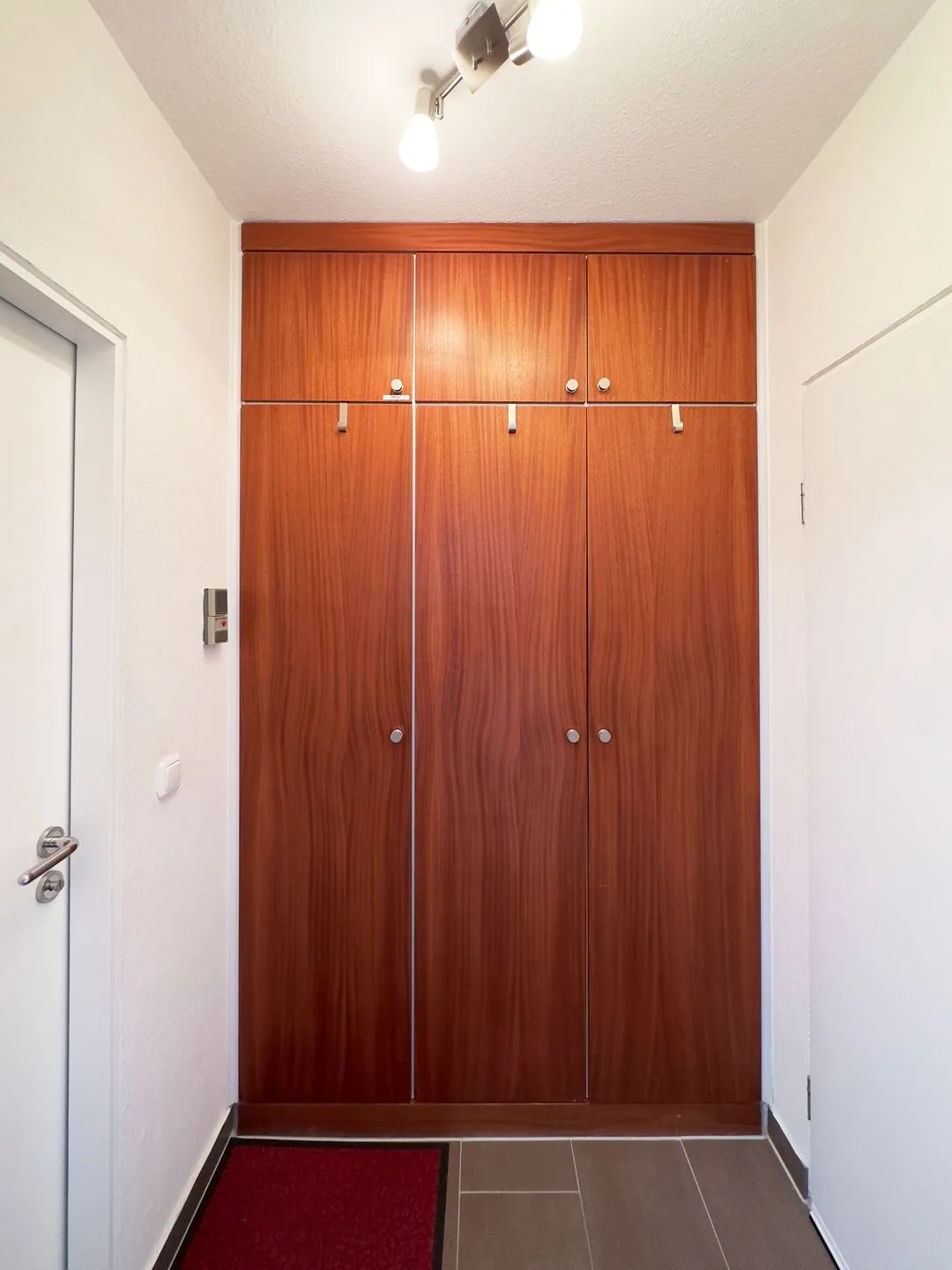 Haus Nordenlicht Ferienwohnung Watt'n Blick Wittdün auf Amrum - Einbaukleiderschrank im Korridor der Ferienwohnung Watt'n Blick in Wittdün auf Amrum